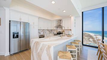 Condo, 4 Bedrooms | Private kitchen | Fridge, oven, coffee/tea maker