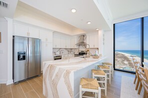 Condo, 4 quartos | Cozinha privada | Geladeira, fogão, cafeteira/chaleira