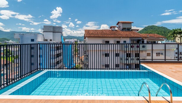 A rooftop pool with a clear view of buildings and a mountain in the background. - Apto Recanto das Aves a 450m da Praia PHA0023 (Ubatuba)