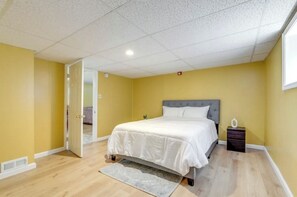 3 bedrooms, iron/ironing board, internet, bed sheets