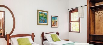Seaside View House, 10 min From the Beach Pev025