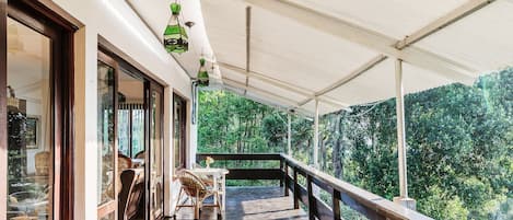 Basic Villa | Outdoor dining