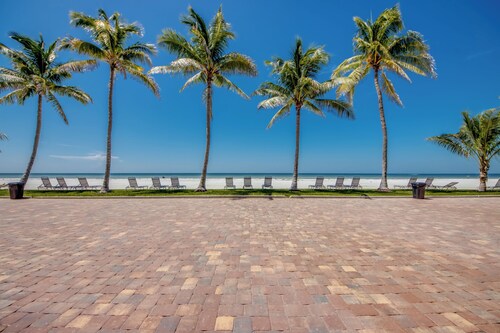 Seaside 509: Modern Top-Floor Beachfront Condo Mid-Island