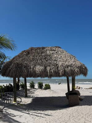 Beach - Waterfront 2B/2B  Condo Royal Pelican. 2 heated Pools Pickleball. Walk to Beach (Fort Myers Beach)