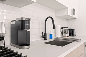 Kühlschrank, Mikrowelle, Ofen, Herdplatte