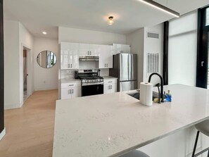 Réfrigérateur, four à micro-ondes, un four, surface de cuisson