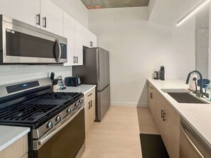 Réfrigérateur, four à micro-ondes, un four, surface de cuisson