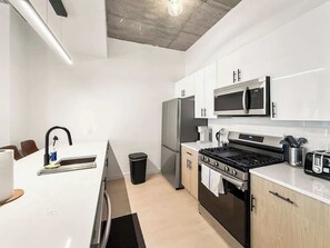 ثلاجة، ميكروويف، فرن، موقد طهي مسطح