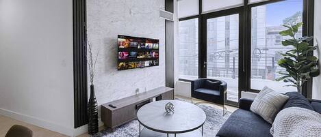 Una televisión, una oficina