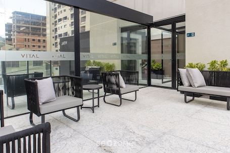 Terrace/patio. Your Complete Stay With Pool and gym in Pocos de Caldas - NGO