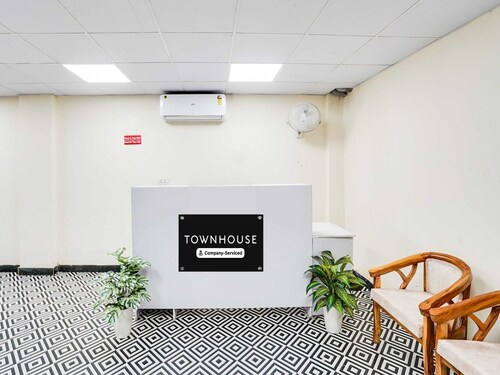 Townhouse Oak Sector 121 Noida Metro Station