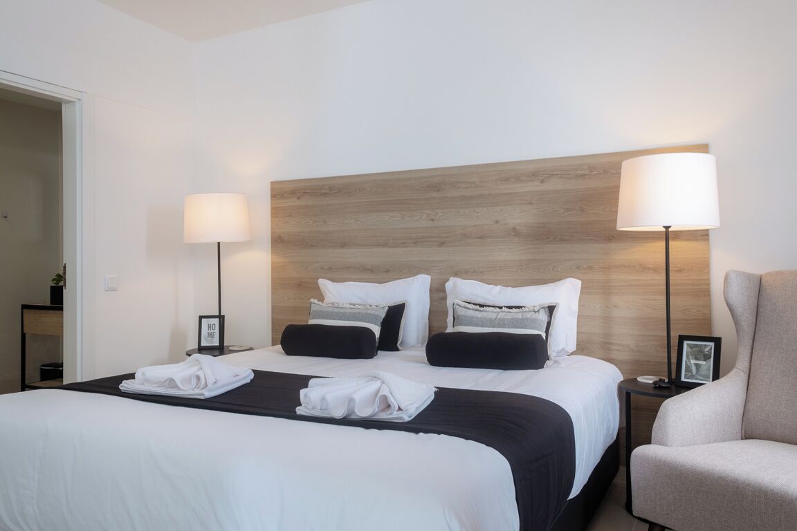 2 quartos, escrivaninha, ferros/tábuas de passar roupa