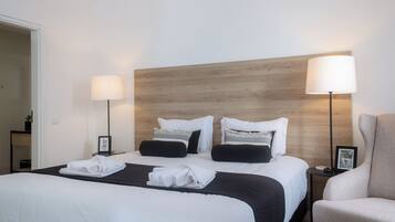 2 quartos, escrivaninha, ferros/tábuas de passar roupa