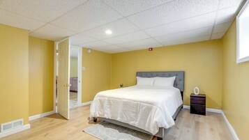 2 bedrooms, iron/ironing board, internet, bed sheets