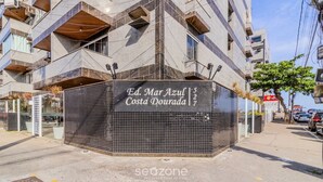 Ein modernes Gebäude mit einem Schild, auf dem 