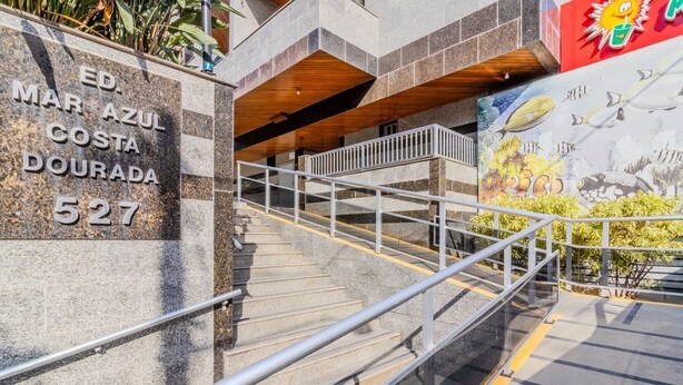 Eine Treppe mit Metallgeländern führt zu einem Hauseingang. Ein Schild mit der Adresse ED. MAR AZUL COSTA DOURADA 527 ist sichtbar.