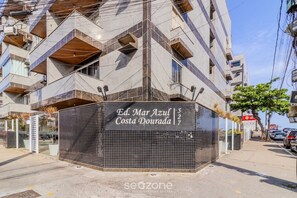 A modern building with a sign reading "Ed. Mar Azul Costa Dourada".