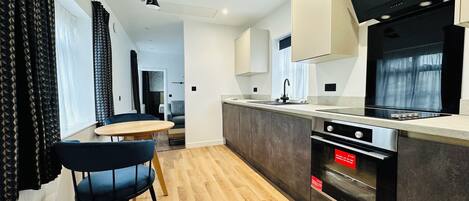 Appartamento Superior, vista giardino | Cucina privata | Frigorifero, microonde, forno, piano cottura