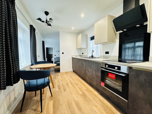 Appartement Supérieur, vue jardin | Cuisine privée | Réfrigérateur, micro-ondes, four, plaque de cuisson