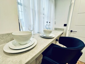 Superior studio, uitzicht op de binnenplaats | Dineren op de kamer