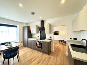 Superior Apartment, Non Smoking, Courtyard View | Private kitchen | Fridge, microwave, oven, stovetop