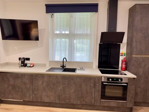 Classic Studio, Courtyard View | Private kitchen | Fridge, microwave, oven, stovetop