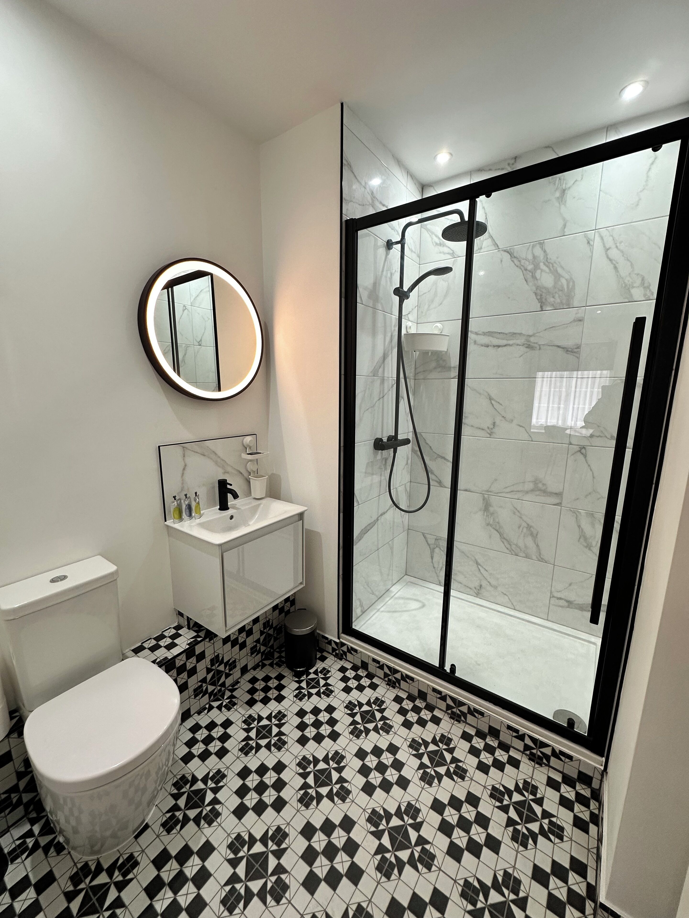 Superior Apartment, Non Smoking, Courtyard View | Bathroom | Shower, free toiletries, hair dryer, towels
