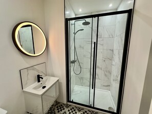 Classic Studio, Non Smoking | Bathroom | Shower, free toiletries, hair dryer, towels