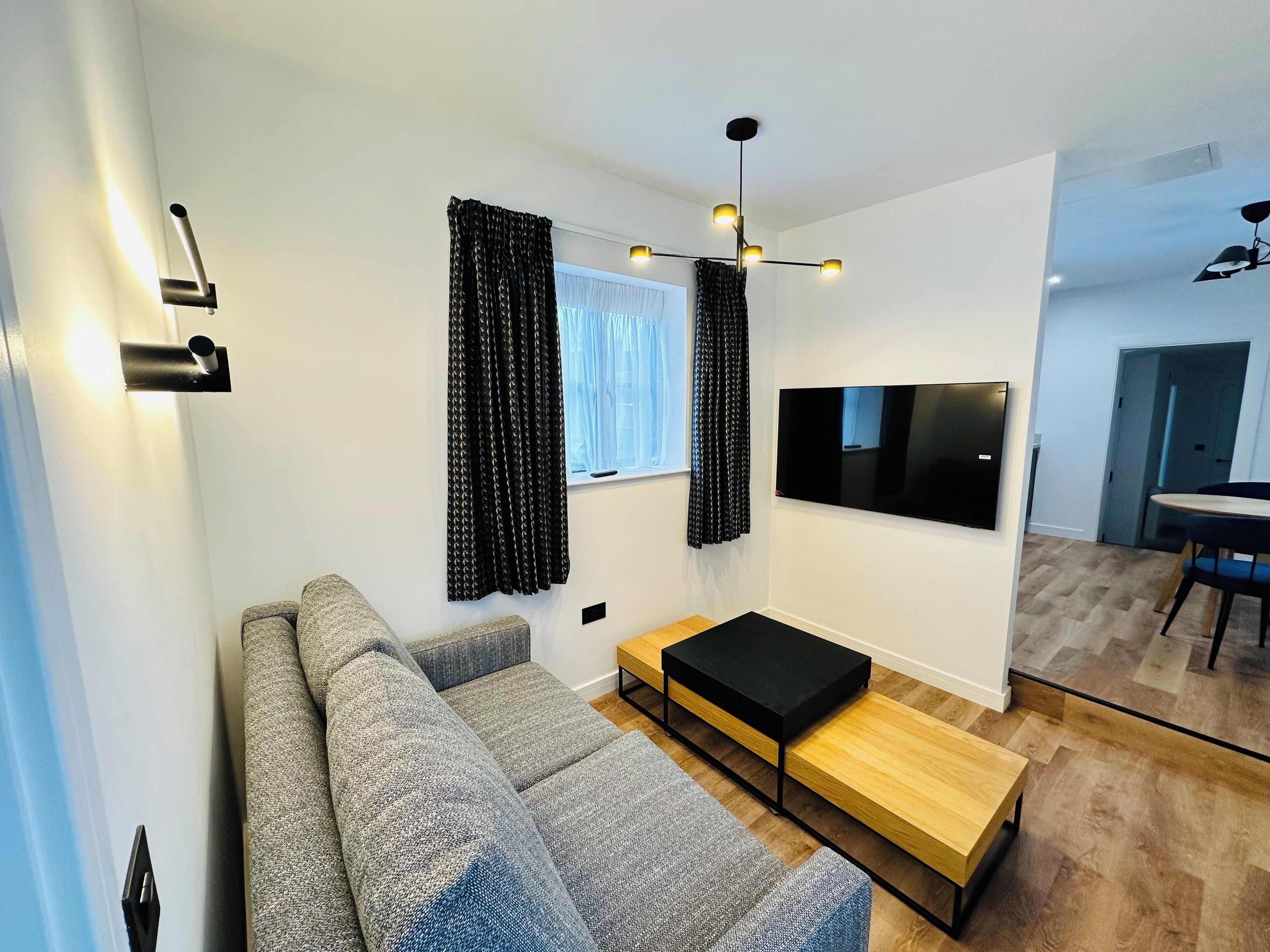 高級公寓, 花園景觀 | 起居區 | 43-吋智慧型電視，提供數位頻道