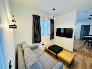 Appartement Supérieur, vue jardin | Coin séjour | TV connectée de 43 pouces avec chaßnes numériques