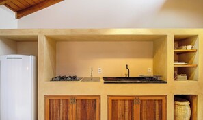 Villa | Private kitchen | Cookware/dishes/utensils - House With Valley View Near the Center - Mrv0001 (Imbituba)