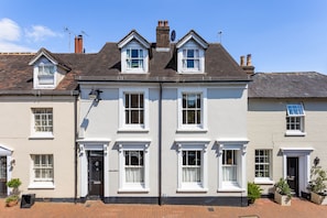 Exterior - Charming Townhouse in the Chocolate-Box village of Cuckfield (Cuckfield)