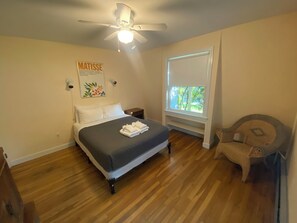 3 bedrooms, iron/ironing board, WiFi, bed sheets - Spacious Woods Hole Beach Retreat (Falmouth)