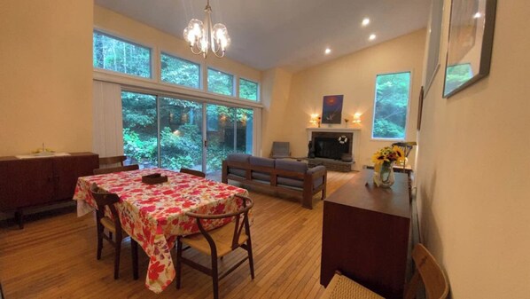 Dining - Spacious Woods Hole Beach Retreat (Falmouth)