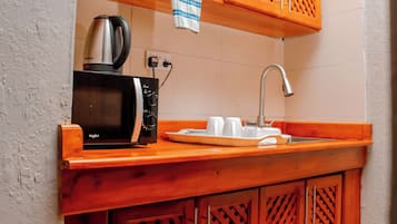 Studio Suite, pemandangan kolam renang | Dapur kecil pribadi | Lemari es kecil, microwave, oven, dan peralatan masak/sendok-piring