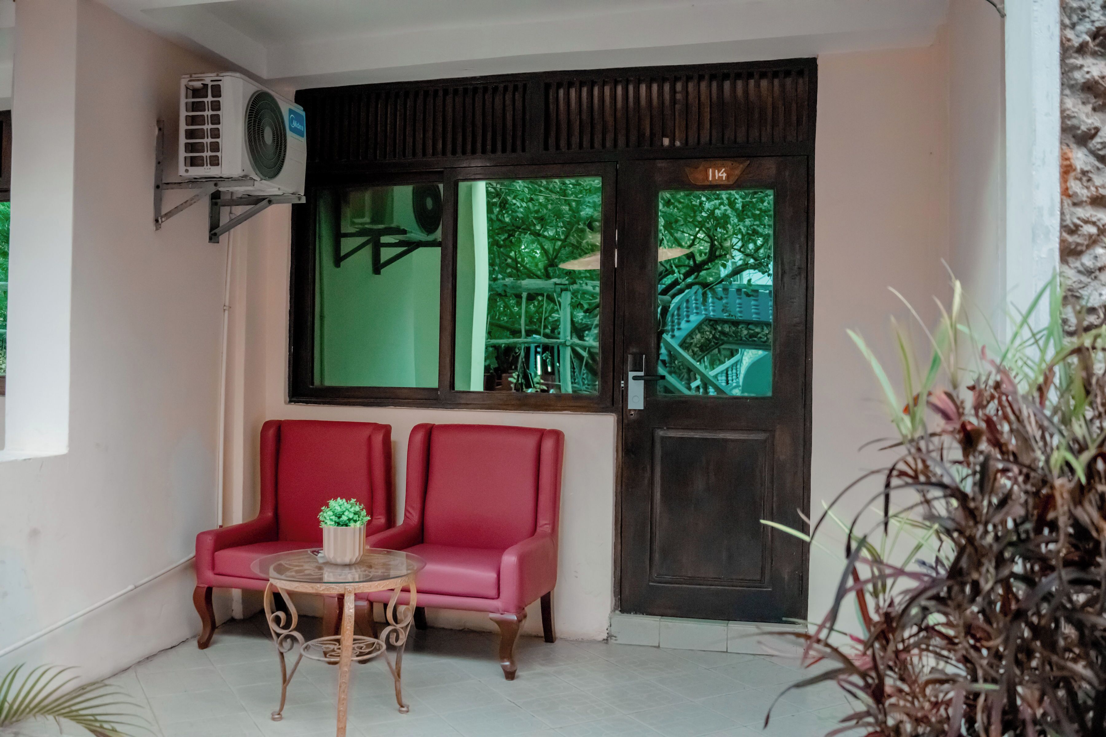 In-room safe, desk, laptop workspace, soundproofing