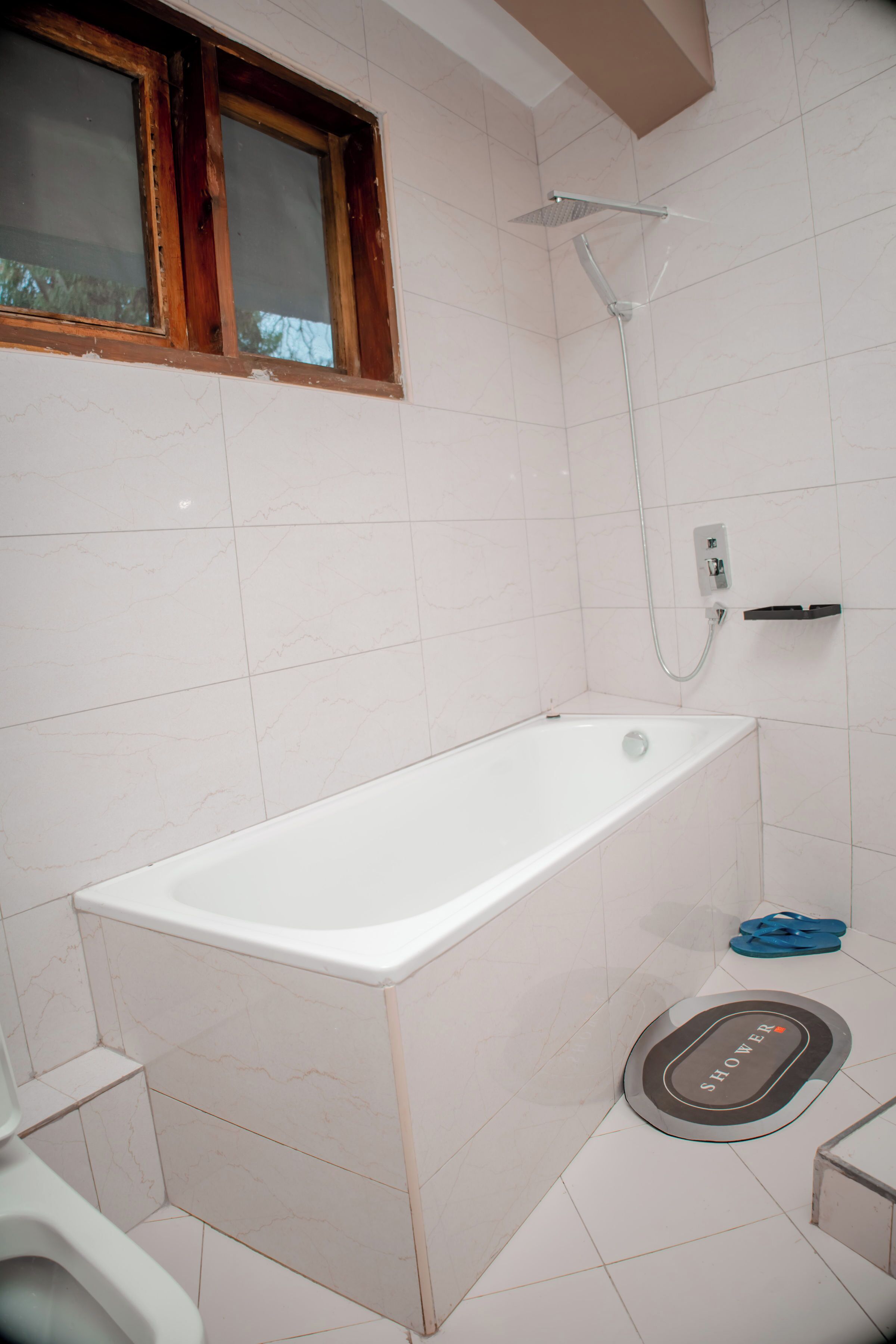 Un baño con bañera, ducha e inodoro.