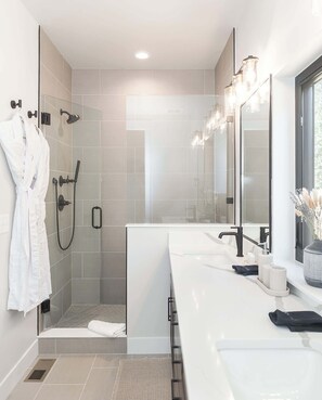 Dusche, Haartrockner, Handtücher, Shampoo