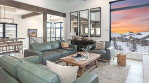 Télévision, cheminée, chaîne hi-fi, espaces bureaux