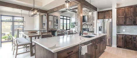 Refrigerador, microondas, horno, placa de cocina