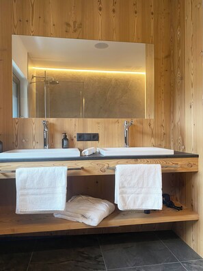 Shower, jetted bath, free toiletries, hair dryer