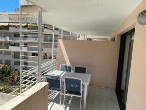 Outdoor dining - Studio 3 minutes from the sea (Cannes)