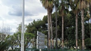 Un panneau de signalisation avec des flèches indiquant différentes directions.