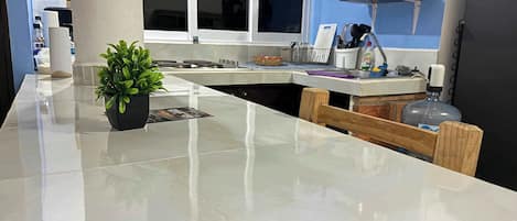 Refrigerador, placa de cocina, cafetera/tetera, tostadora