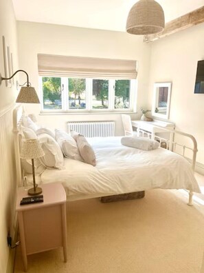 5 bedrooms, iron/ironing board, free WiFi, bed sheets