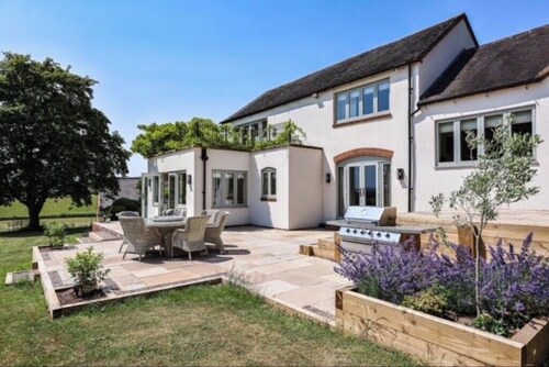 Stunning 5 bed home close to Stratford with fantastic gardens/tennis court.
