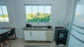 Apartamento básico | Cozinha privada | Talheres/pratos/utensílios de cozinha
