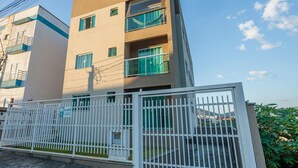A multi-story building with a white fence in front. - Apt 8min From Center Pocos de Caldas-mg Mbi022 (Poços de Caldas)