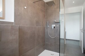 Ducha, secador de pelo, toallas