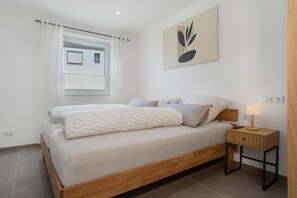 2 habitaciones, escritorio, tabla de planchar con plancha y wifi 